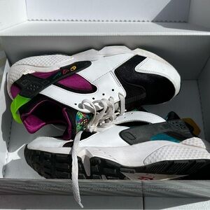 Nike Air Huarache Peace Love Swoosh